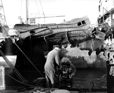 Ontploffing aan boord Noorse tanker Folga, duikers onderzoeken bodem schip te , Bestanddeelnr 906-7774