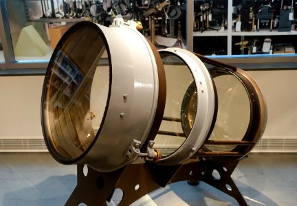 Objective prism and 4 lenses from the 24-inch Bruce doublet telescop, by Alvan Clark & Sons, Cambridge MA, 1893 - Putnam Gallery - Harvard University - DSC08071