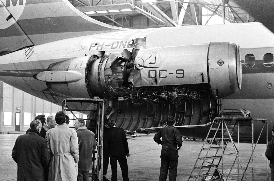 Ontploffing in motor van DC 9 vliegtuig van KLM na vertrek beschadigde DC 9 in , Bestanddeelnr 924-1707