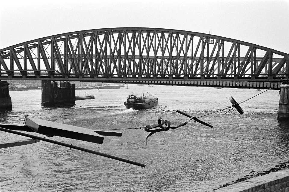 Object van kunstenaar Auke de Vries bij Willemsbrug in Rotterdam, Bestanddeelnr 932-1523