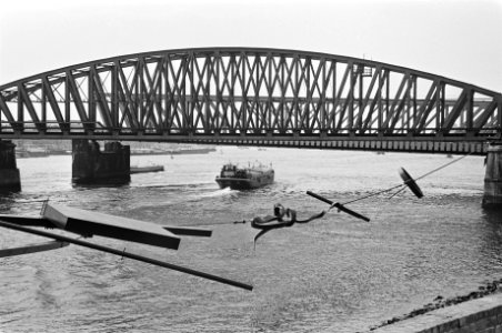 Object van kunstenaar Auke de Vries bij Willemsbrug in Rotterdam, Bestanddeelnr 932-1523