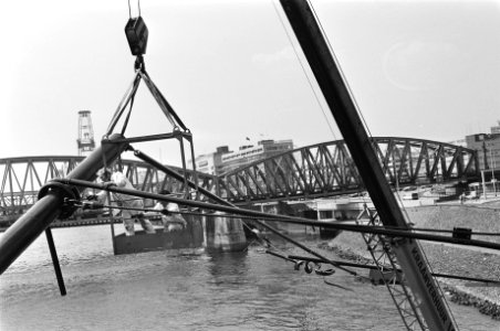 Object van kunstenaar Auke de Vries bij Willemsbrug in Rotterdam, Bestanddeelnr 932-1524