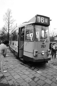 Ontspoorde tram op het Amsterdamse Weteringcircuit tramlijn 16, Bestanddeelnr 931-2325