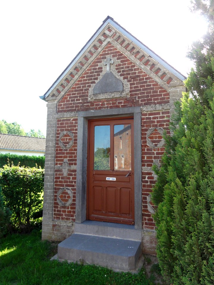 Obies (Nord, Fr) chapelle à l'orée du bois, extérieur