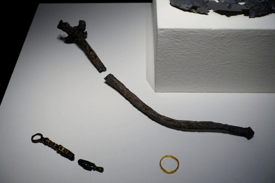 Objects from the grave of Lothair II, Holy Roman Emperor, lead scepter 1137 AD, gold ring 1100-1150 AD - Braunschweigisches Landesmuseum - DSC04578