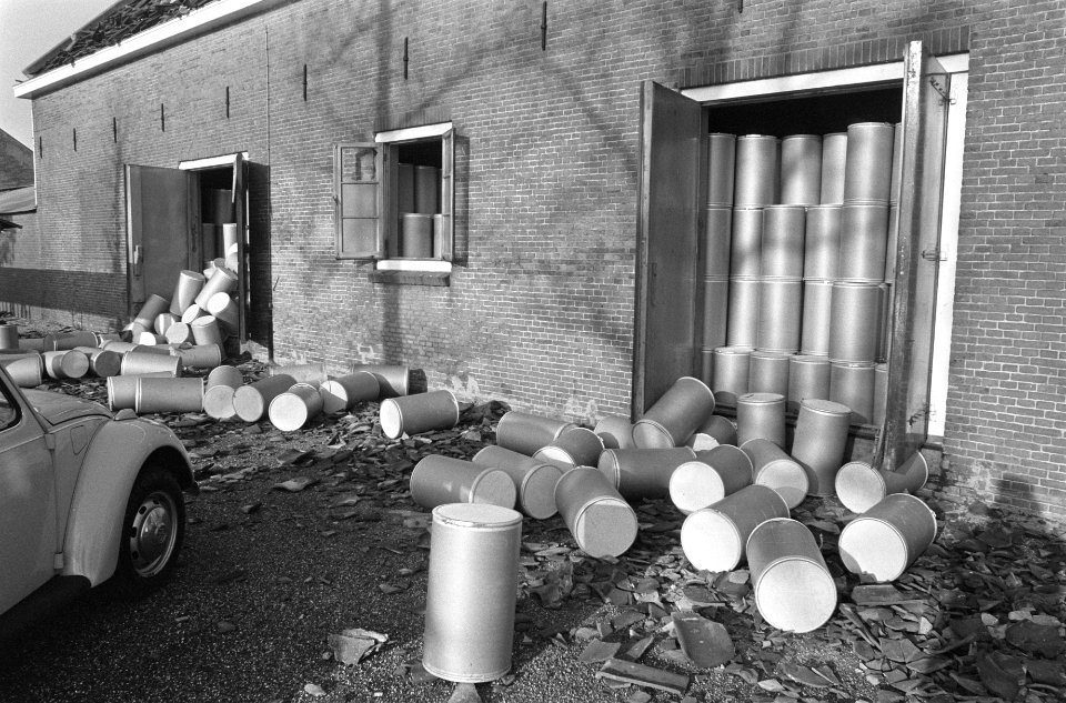 Ontploffing in Kruitfabriek te Muiden, bussen met kruit, Bestanddeelnr 926-0863