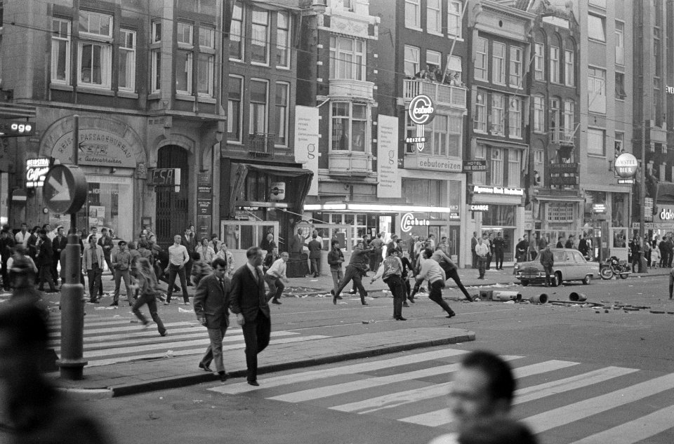 Onlusten in Amsterdam, opgeschoten jeugd gooit met stenen op Damrak naar politie, Bestanddeelnr 919-2507