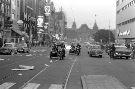 Onlusten in Amsterdam, politie op Damrak, Bestanddeelnr 919-2549