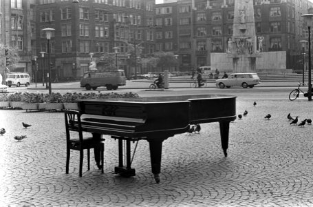 Onlusten in Amsterdam, piano op de Dam, Bestanddeelnr 919-2517