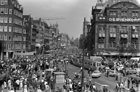 Onlusten in Amsterdam, bouwvakkers op Damrak (vernielen parkeermeters), Bestanddeelnr 919-2534