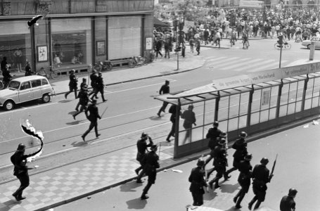 Onlusten in Amsterdam, gewapende politie voert een charge uit op het Damrak, Bestanddeelnr 919-2500