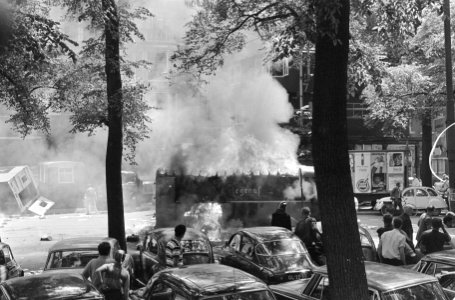 Onlusten in Amsterdam, brandende Telegraaf autos op Noordzijdevoorburgwal, Bestanddeelnr 919-2497