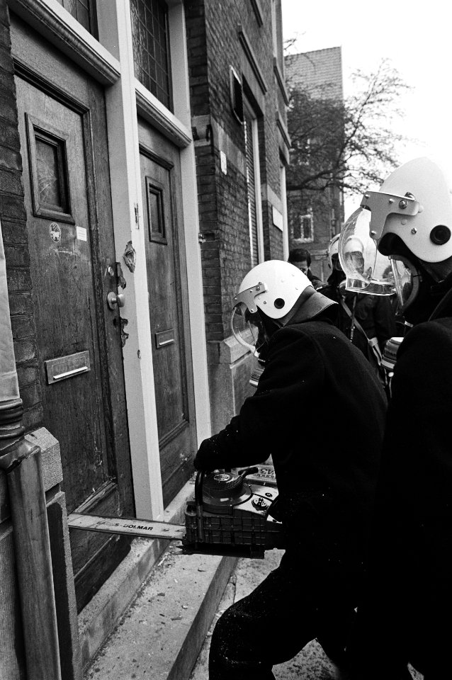 Ontruiming kraakpand Houthorststraat in Amsterdam (eigendom USSR), leden ME 3 april 1981, Bestanddeelnr 931-4145