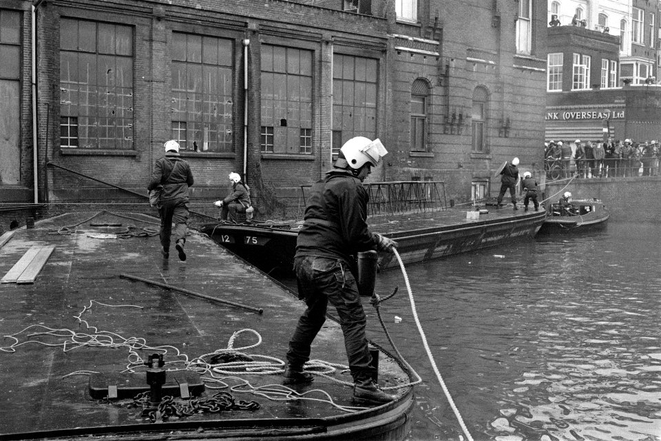 Ontruiming Grote Wetering , vandaag is kraakpand in Amsterdam ontruimd door ME e, Bestanddeelnr 931-1870