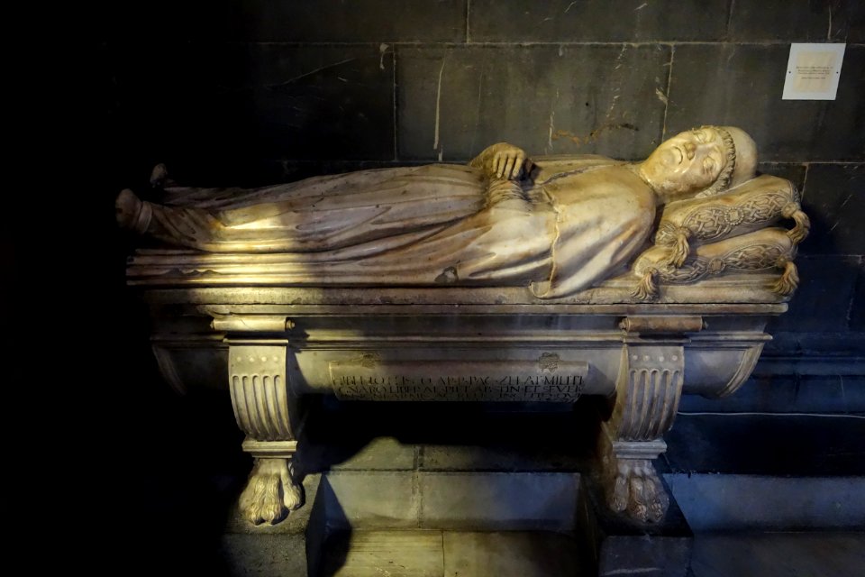 Obietto Fieschi sarcophagus, view 1, unknown sculptor, c. 1479, marble - San Lorenzo (Genoa) - DSC01913