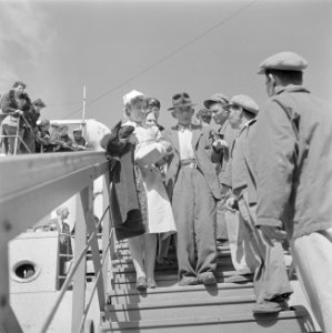 Ontschepen van bejaarde emigranten (oliem) van het transportschip Bulgaria op de, Bestanddeelnr 255-1139