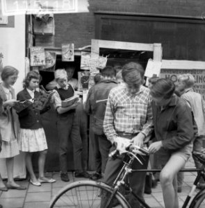 Onofficiele krantenkiosk in de Woustraat, Bestanddeelnr 911-5118