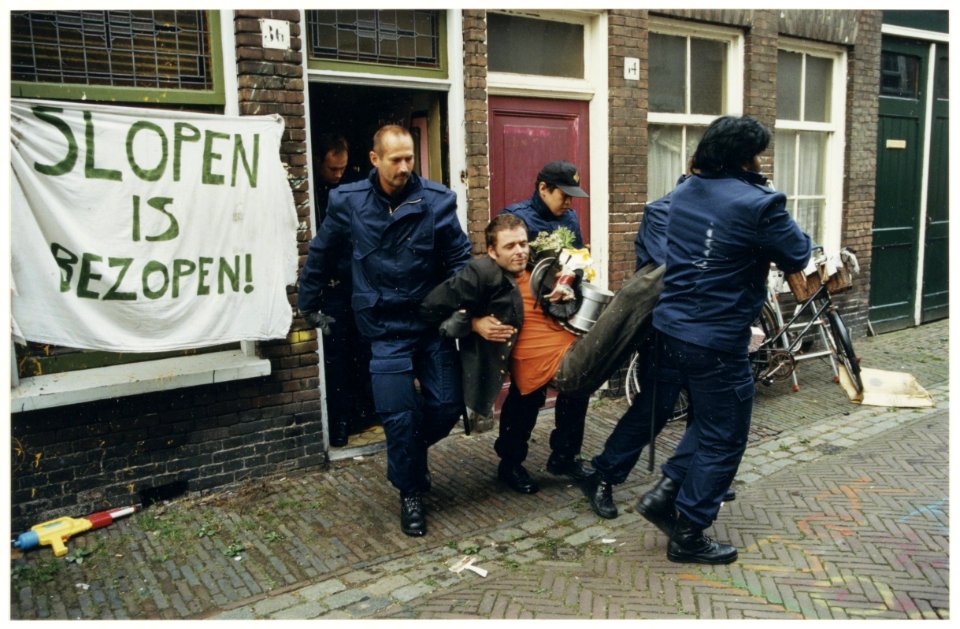 Ontruiming van een pand aan de Scheepmakersdijk. NL-HlmNHA 54037185