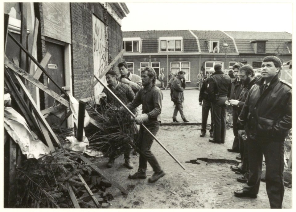 Ontruiming van het gekraakte slooppand aan de Eendjespoortstraat 23, NL-HlmNHA 54031566