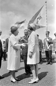 Ontvangst van de koningin, minister en burgemeesters in IJmuiden, Bestanddeelnr 920-4102