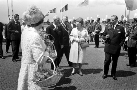 Ontvangst van de koningin, minister en burgemeesters in IJmuiden, Bestanddeelnr 920-4099