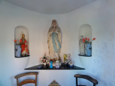 Obies (Nord, Fr) chapelle à l'orée du bois, intérieur