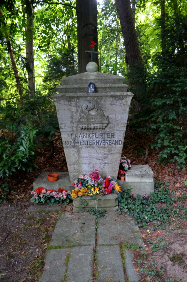 Oberrad, Waldfriedhof, Grab 2 J 1 Grabanlage Frankfurter Schwesternverband