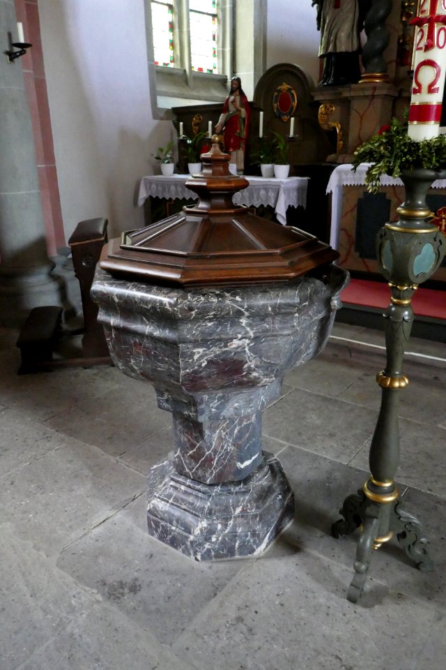 Obermarsberg - Stiftskirche - Taufbecken