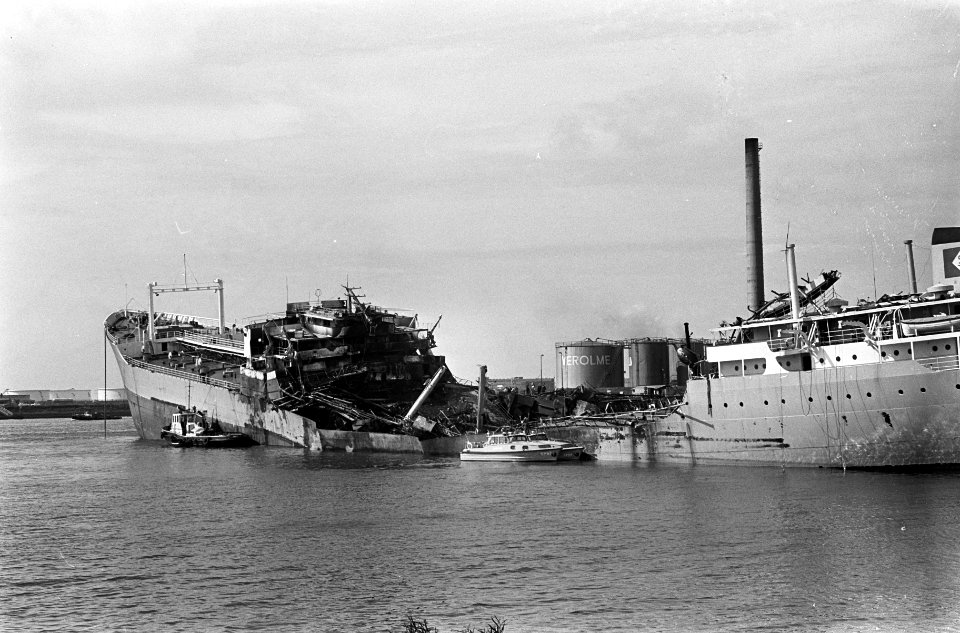 Ontploffing op Noorse tanker Roma Star bij Verolme te Rozenburg, close-up midsch, Bestanddeelnr 917-8711