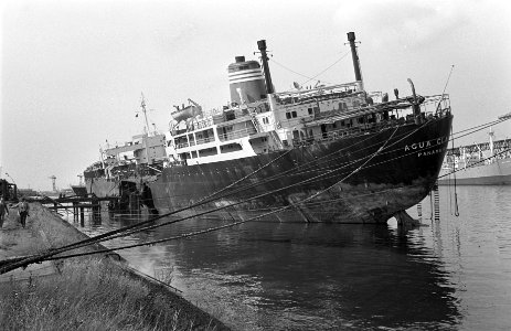 Ontploffing Panamese tanker Agua Clara in Schiedam. Het gat in midscheeps na…, Bestanddeelnr 921-5052