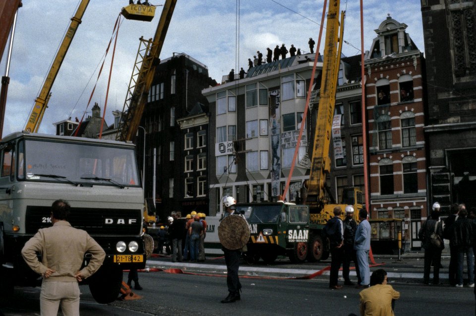 Ontruiming gekraakte flats Prins Hendrikkade Amsterdam door Mobiele Eenheid ho, Bestanddeelnr 253-8284