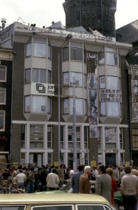 Ontruiming gekraakte flats Pr Hendrikkade Adam door ME drukte voor de panden, , Bestanddeelnr 253-8288