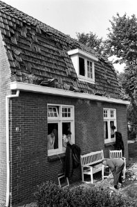 Ontploffing te Muiden De boerderij van de heer Beukenboom werd het zwaarste get, Bestanddeelnr 915-2599