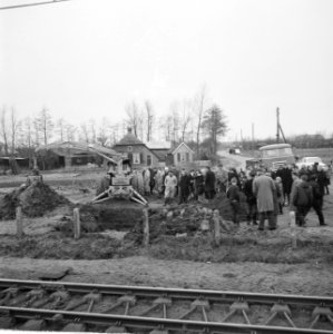 Ontploffing in aardgasleiding bij Nijkerk, een der arbeid bezig met de reparatie, Bestanddeelnr 917-4059