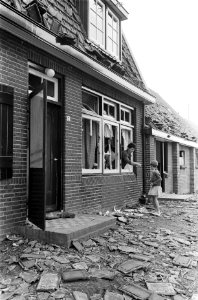 Ontploffing te Muiden De boerderij van de heer Beukenboom werd het zwaarste get, Bestanddeelnr 915-2598