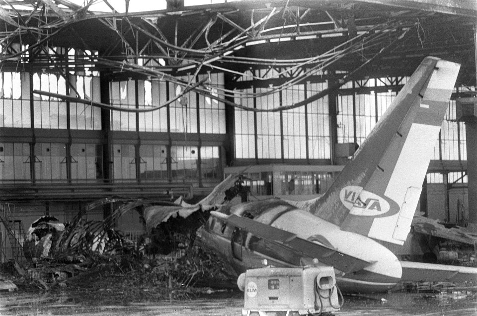 Ontploffing in DC 8 vliegtuig op Schiphol. De resten van het vliegtuig, Bestanddeelnr 921-4745