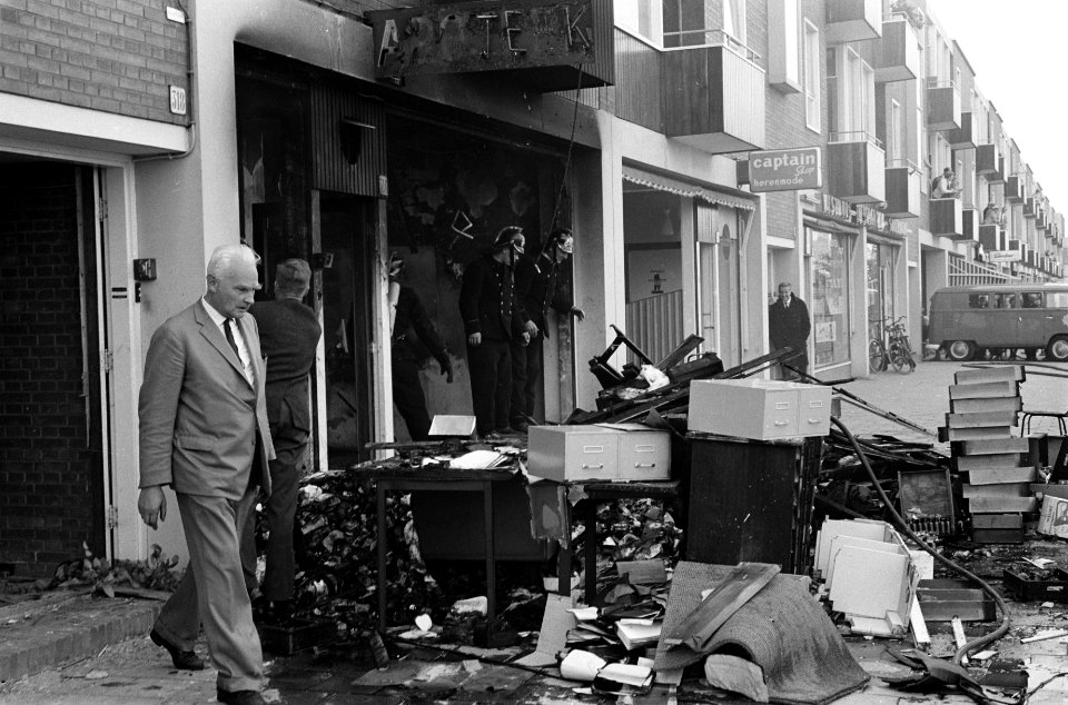 Ontploffing aan de Johan Huizingalaan in Amsterdam-West de verwoeste apotheek, Bestanddeelnr 914-2898