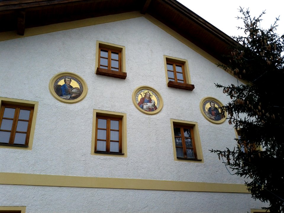 Oberperfuss-Oestliche-Giebelfassade-mit-3-Mosaikmedaillons