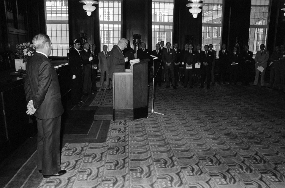 Ontvangst delegatie uit Duisburg op stadhuis burgemeester Samkalden (l) overhan, Bestanddeelnr 927-5038