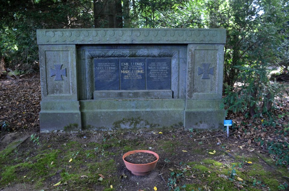 Oberrad, Waldfriedhof, Grab 2 J 2 Ludwig