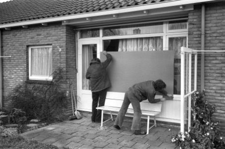 Ontploffing in Kruitfabriek te Muiden, hardboard wordt voor ramen gespijkerd, Bestanddeelnr 926-0864
