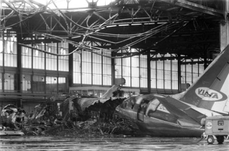 Ontploffing in DC 8 vliegtuig op Schiphol. De resten van het vliegtuig, Bestanddeelnr 921-4747