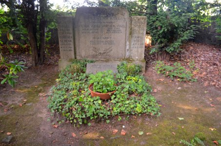 Oberrad, Waldfriedhof, Grab 1 A 10 Vogel (1)