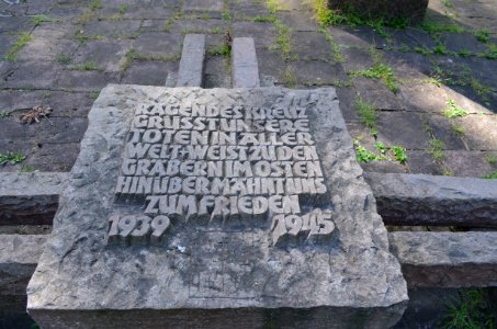 Oberrad, Waldfriedhof, Kriegsopferanlage, Gedenkstein, Inschrift photo
