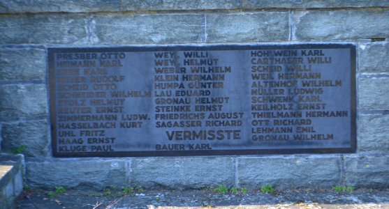 Oberneisen, Kriegerdenkmal, rechts