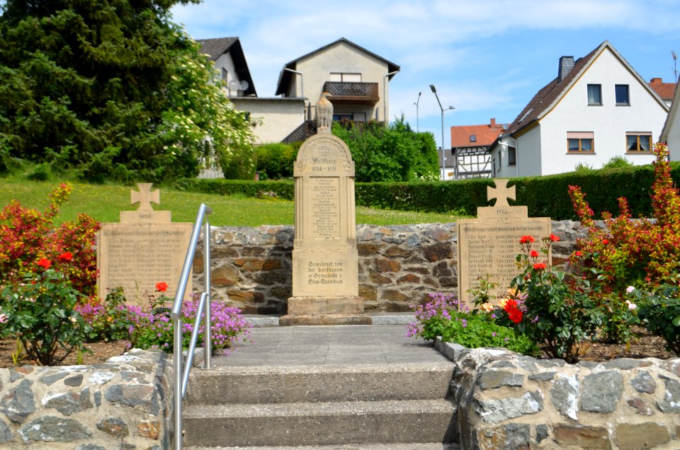 Oberquembach, Usinger Straße, Gefallenendenkmal