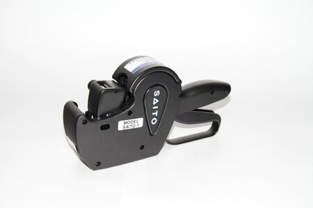 Hand labeler labelling attaching