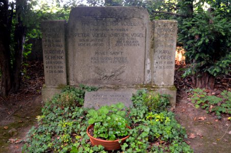 Oberrad, Waldfriedhof, Grab 1 A 10 Vogel