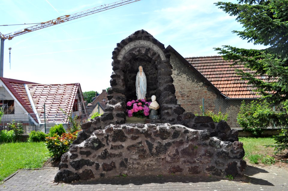 Ober-Erlenbach, Mariendenkmal, Kirche