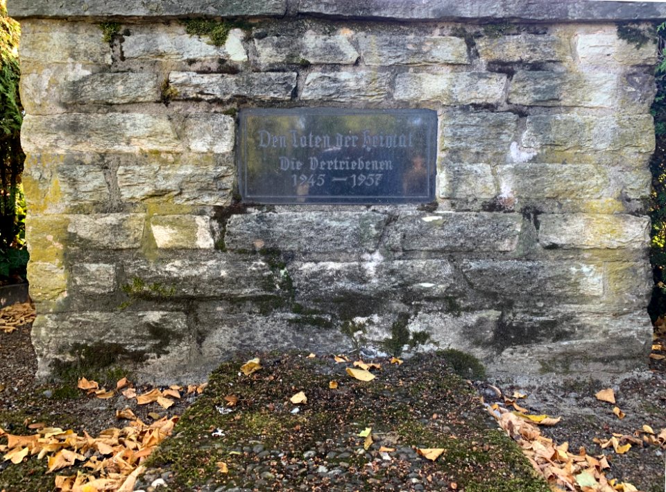 Ober-Erlenbach, Friedhof, Den Toten der Heimat